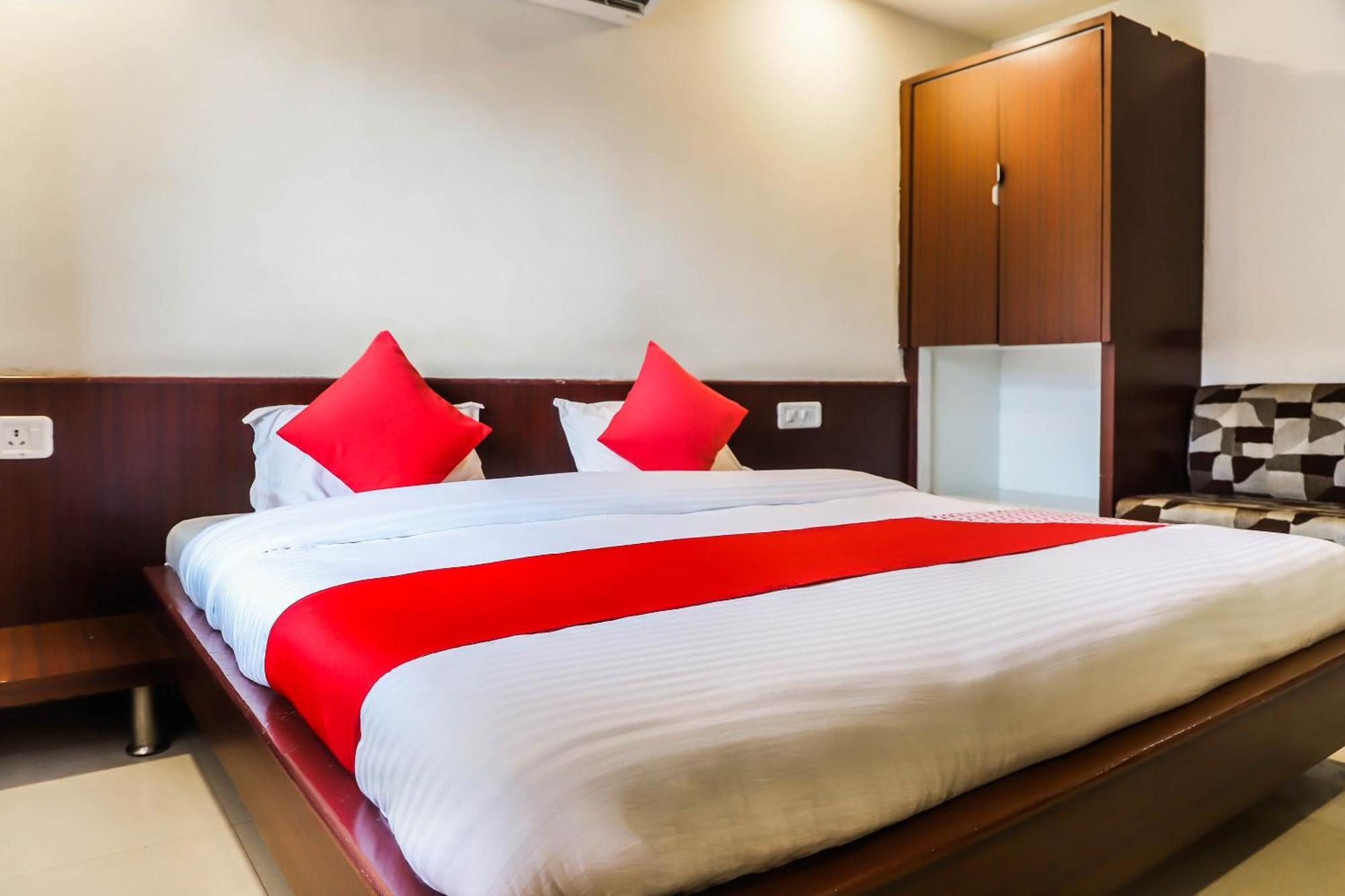 Spot On Bagiya Restaurant Hotel Harda Exterior foto